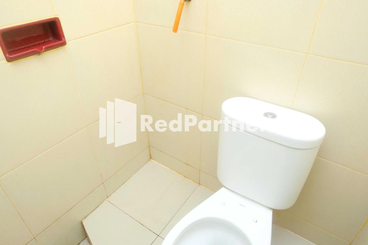 Hotel Transit 1 Makassar Redpartner Экстерьер фото