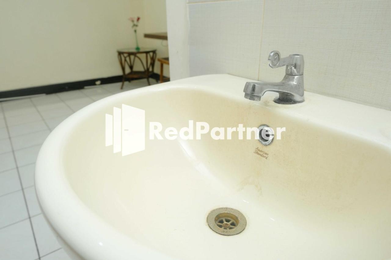 Hotel Transit 1 Makassar Redpartner Экстерьер фото